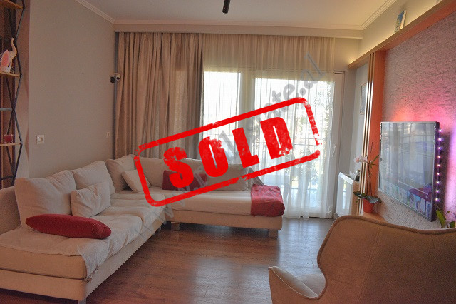 Apartament 2+1 ne shitje tek ish Fusha Aviacionit, ne rrugen e Dafinave ne Tirane.
Banesa eshte e p